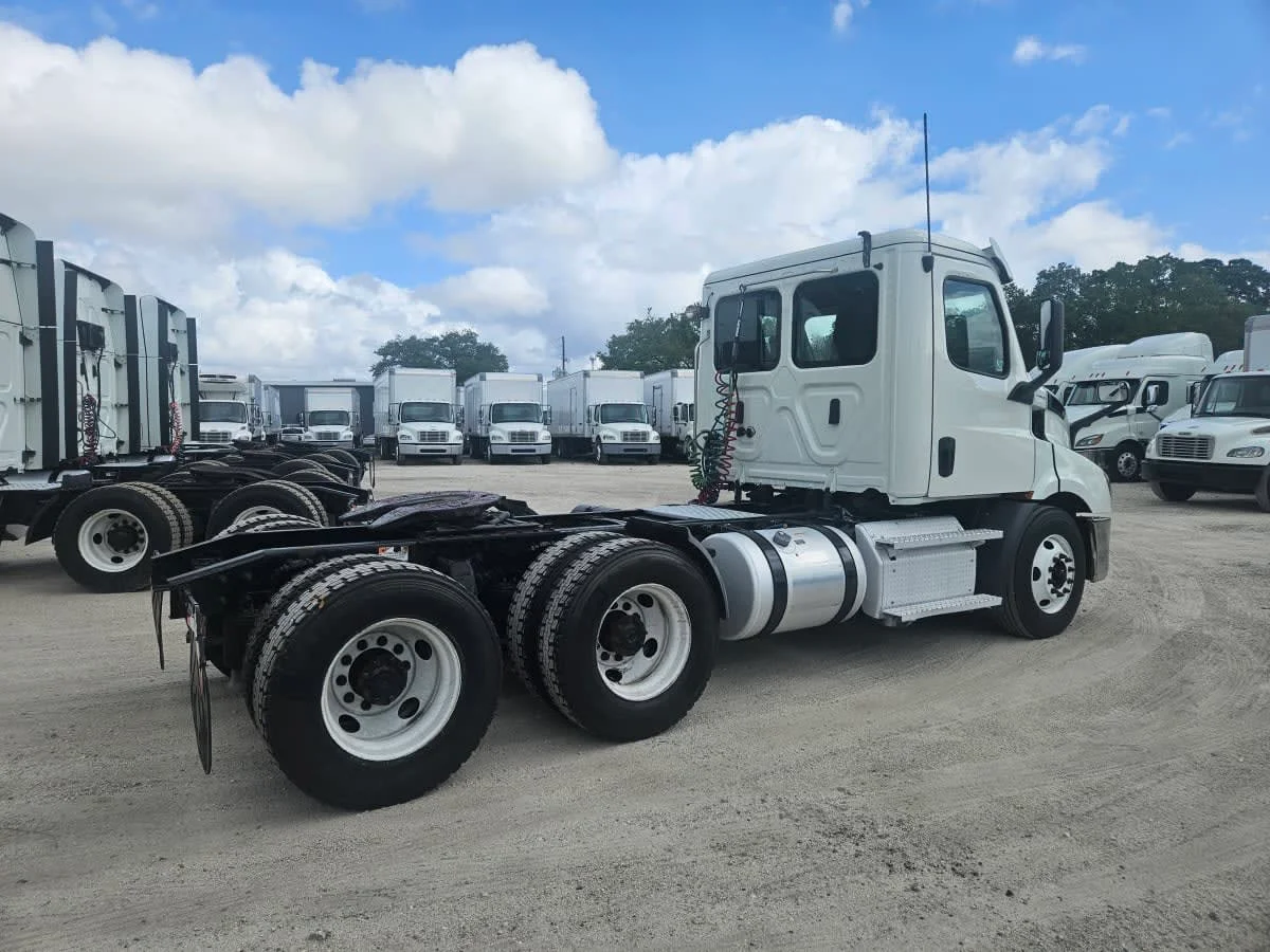 2020 Freightliner Cascadia in Orlando, FL — photo 4