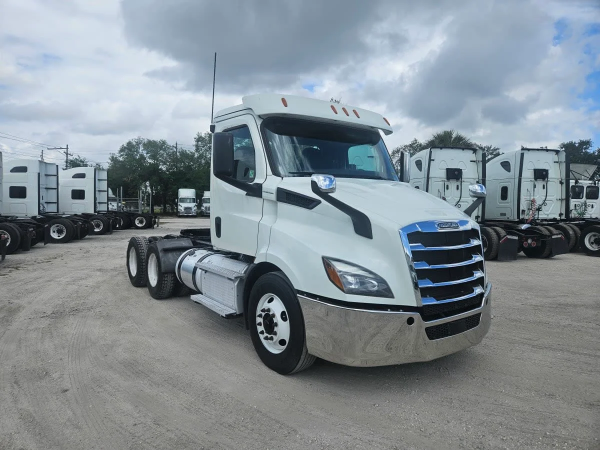 2020 Freightliner Cascadia in Orlando, FL — photo 3