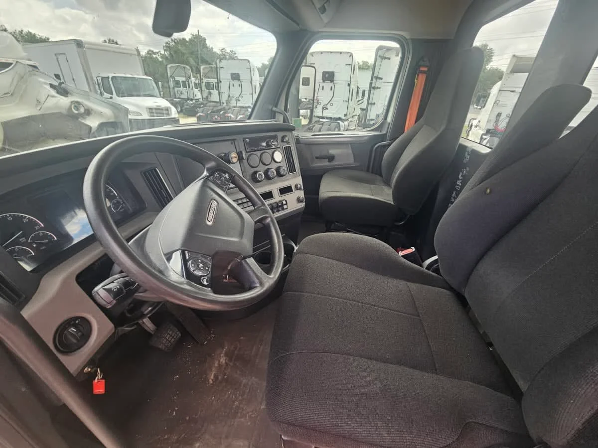 2020 Freightliner Cascadia in Orlando, FL — photo 7