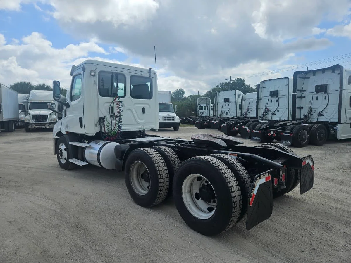 2020 Freightliner Cascadia in Orlando, FL — photo 6