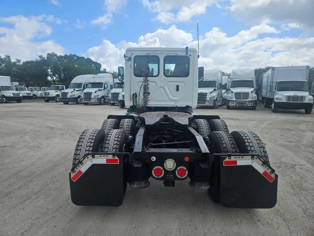 2020 Freightliner Cascadia in Orlando, FL — photo 5