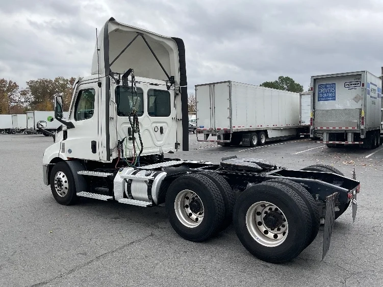 2021 Freightliner Cascadia in Little Rock, AR — photo 5