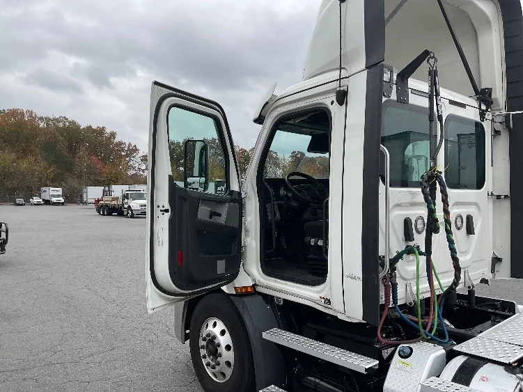 2021 Freightliner Cascadia in Little Rock, AR — photo 9