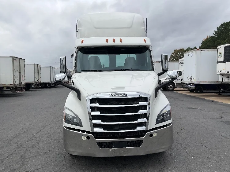 2021 Freightliner Cascadia in Little Rock, AR — photo 2