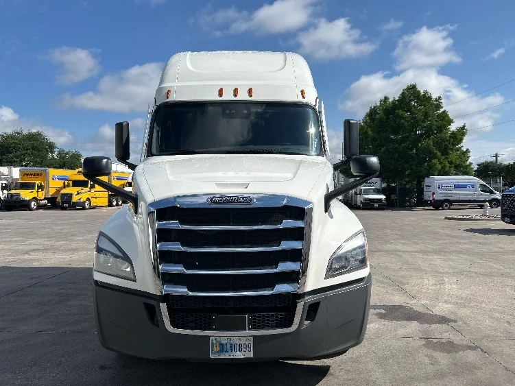 2022 Freightliner Cascadia in North Fond Du Lac, WI — photo 2