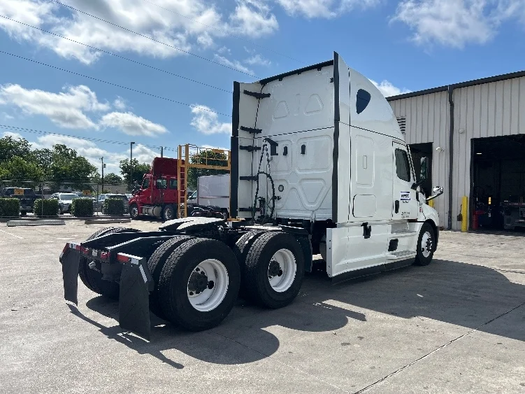 2022 Freightliner Cascadia in North Fond Du Lac, WI — photo 7