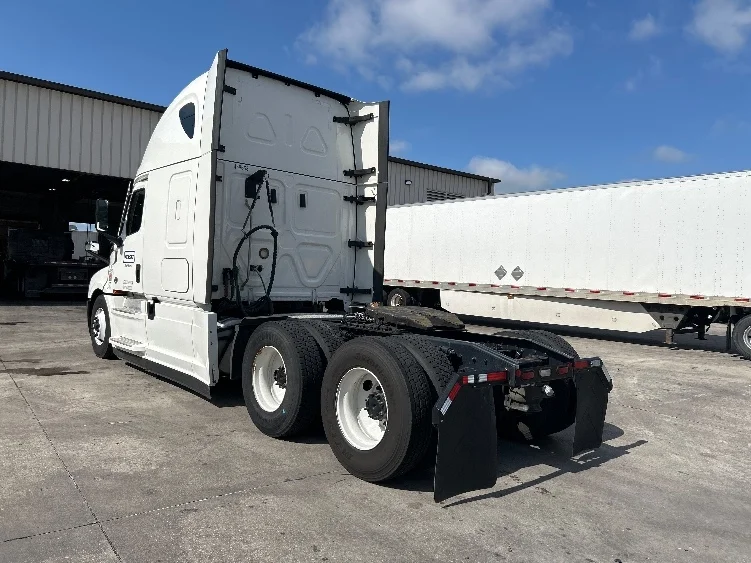 2022 Freightliner Cascadia in North Fond Du Lac, WI — photo 5