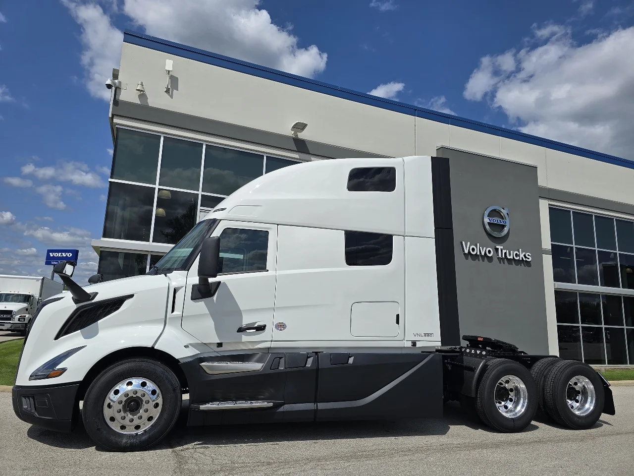 2027 Volvo VNL 860 in Toledo, OH — photo 8