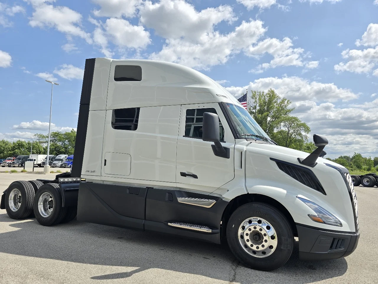 2027 Volvo VNL 860 in Toledo, OH — photo 4