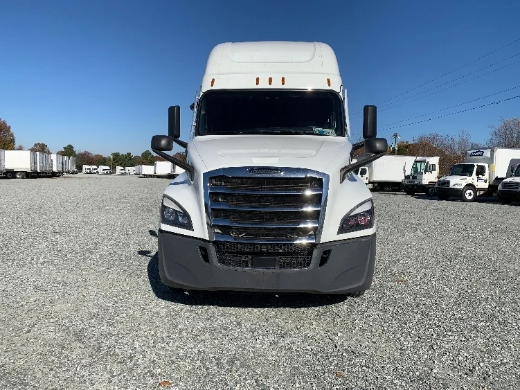 2021 Freightliner Cascadia in Greensboro, NC — photo 2