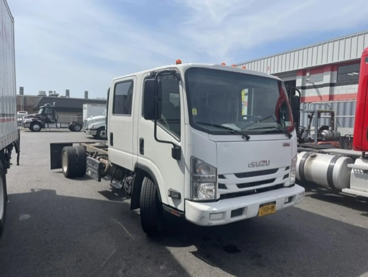 2019 Isuzu NPR - image 3