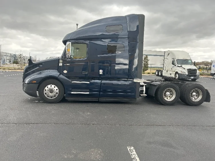 2020 Volvo VNL 760 - image 4