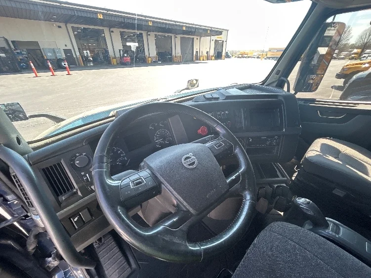2020 Volvo VNL 760 - image 10