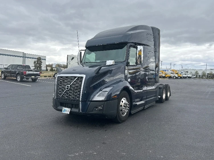 2020 Volvo VNL 760 - image 3