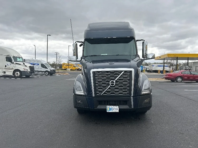 2020 Volvo VNL 760 - image 2