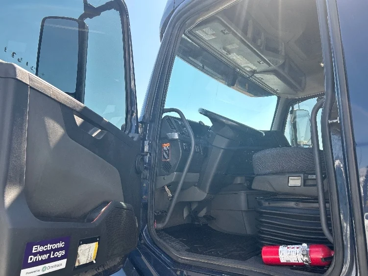 2020 Volvo VNL 760 - image 9