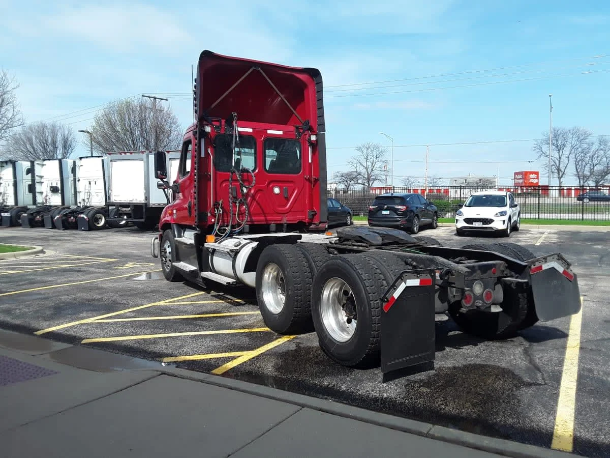 2020 Freightliner Cascadia in Bolingbrook, IL — photo 6