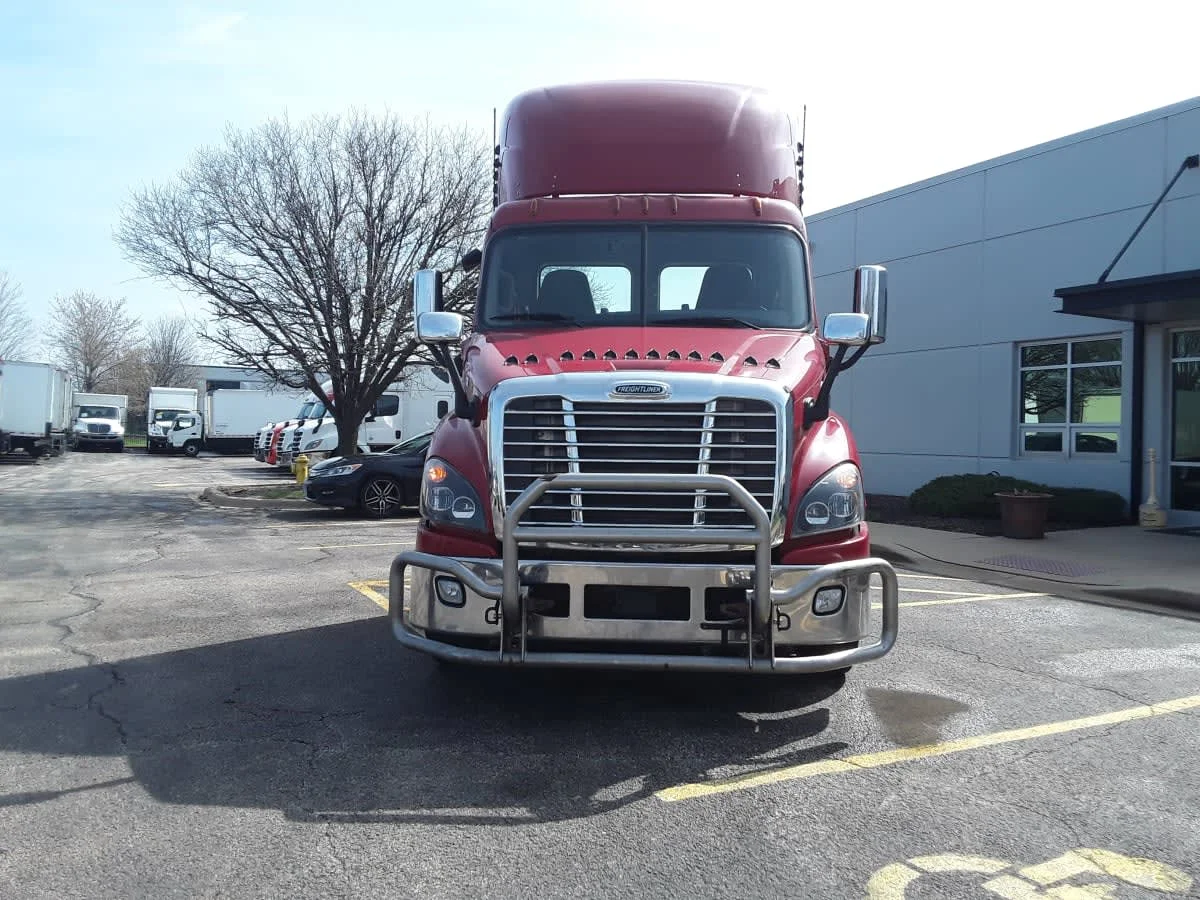 2020 Freightliner Cascadia in Bolingbrook, IL — photo 2