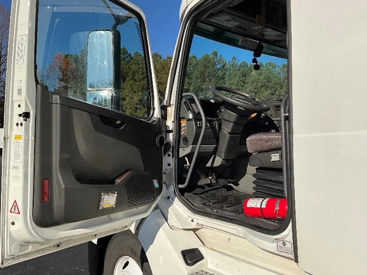 2023 Volvo VNL 760 - image 8