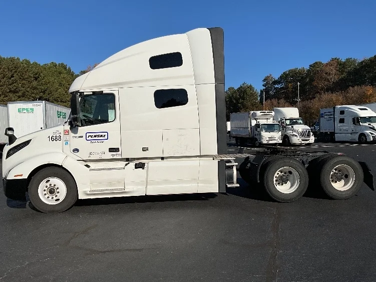 2023 Volvo VNL 760 - image 4