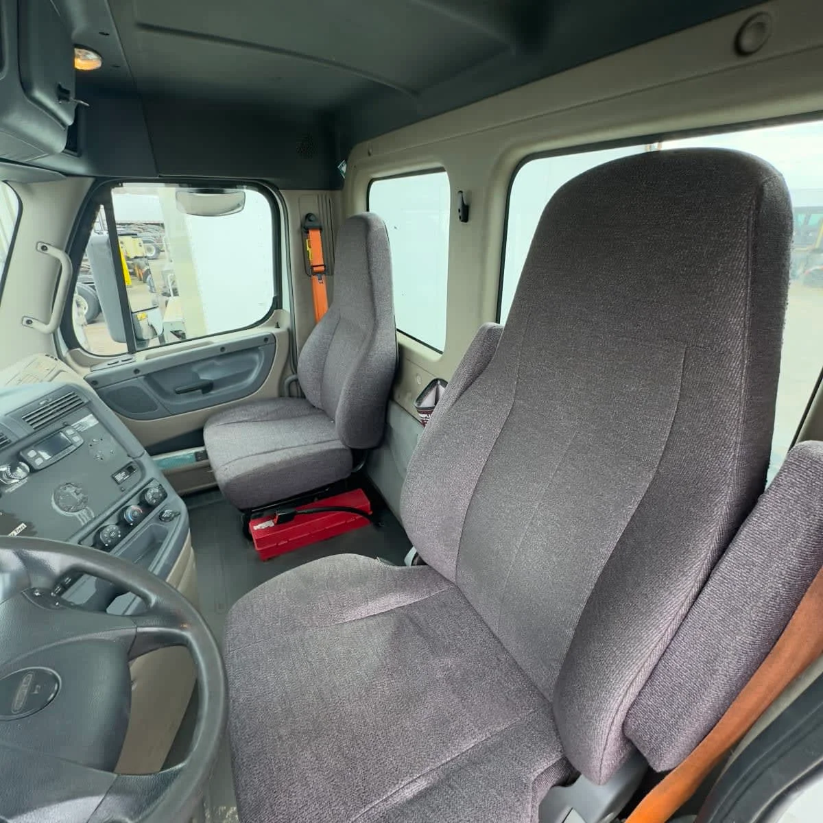 2017 Freightliner Cascadia - image 7