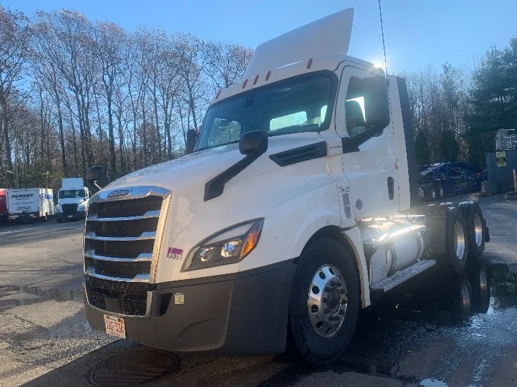 2020 Freightliner Cascadia in Monmouth Junction, NJ — photo 3