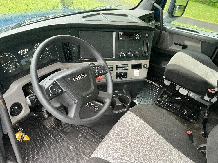 2020 Freightliner Cascadia in Reading, PA — photo 10