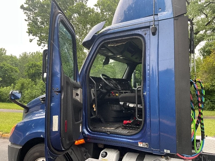 2020 Freightliner Cascadia in Reading, PA — photo 9