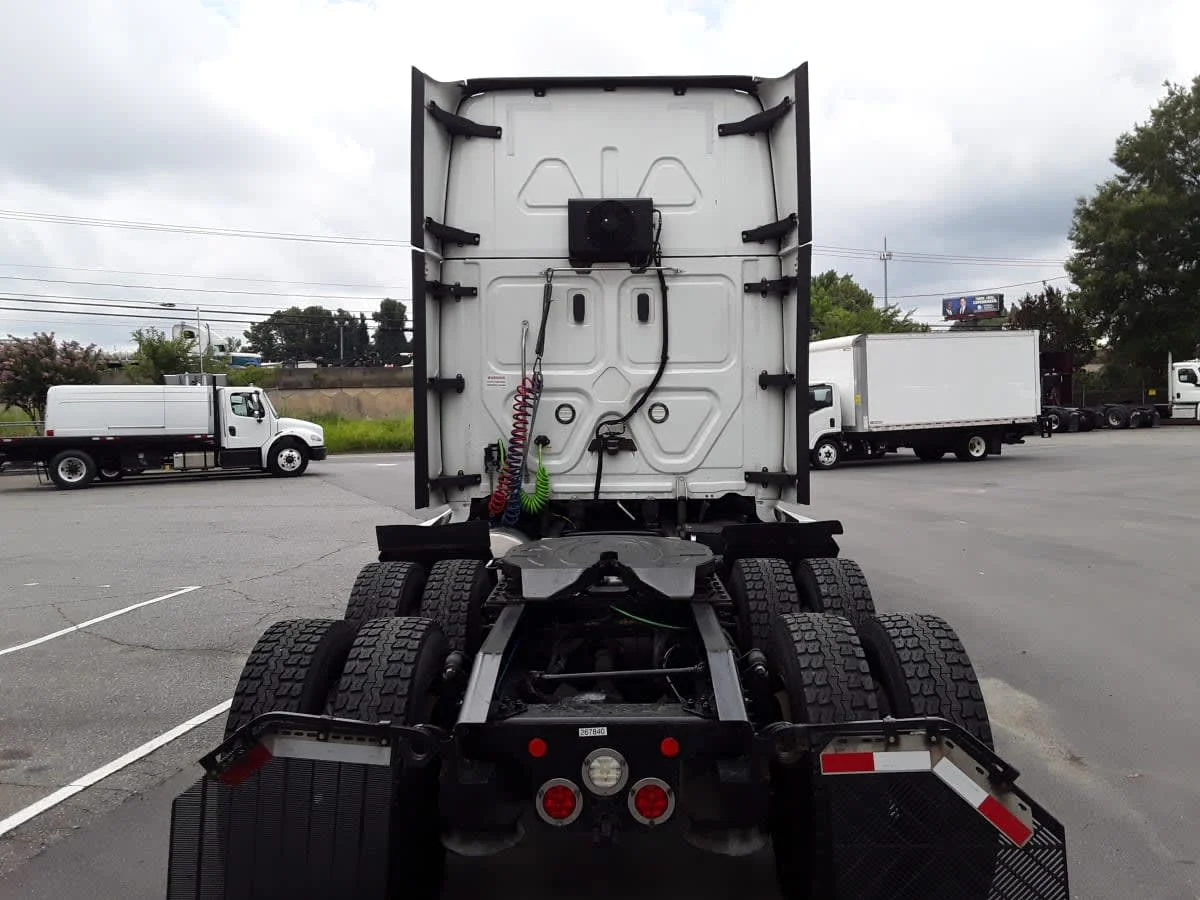 2021 Freightliner Cascadia in Charlotte, NC — photo 5