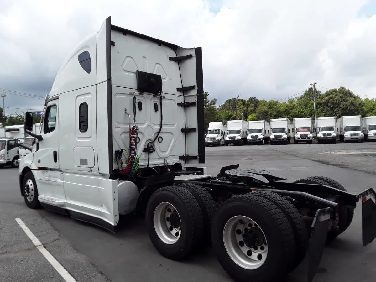 2021 Freightliner Cascadia in Charlotte, NC — photo 6