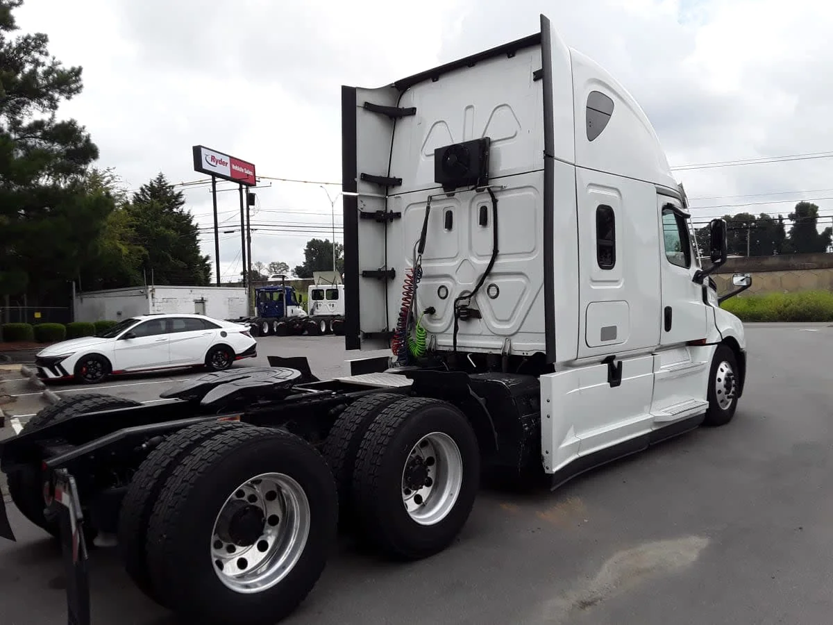 2021 Freightliner Cascadia in Charlotte, NC — photo 4