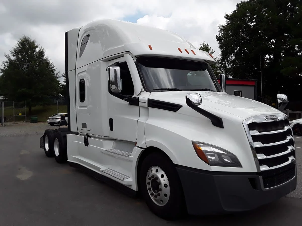 2021 Freightliner Cascadia in Charlotte, NC — photo 3