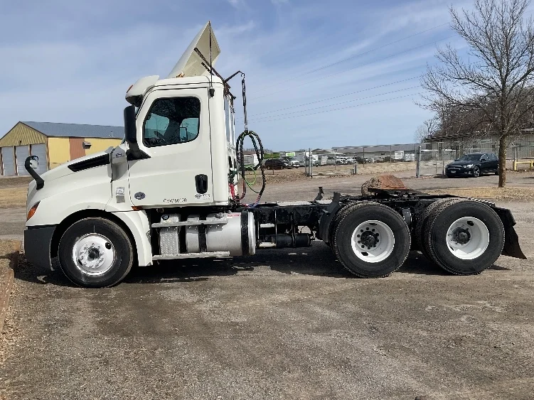 2018 Freightliner Cascadia in Brooklyn Park, MN — photo 4