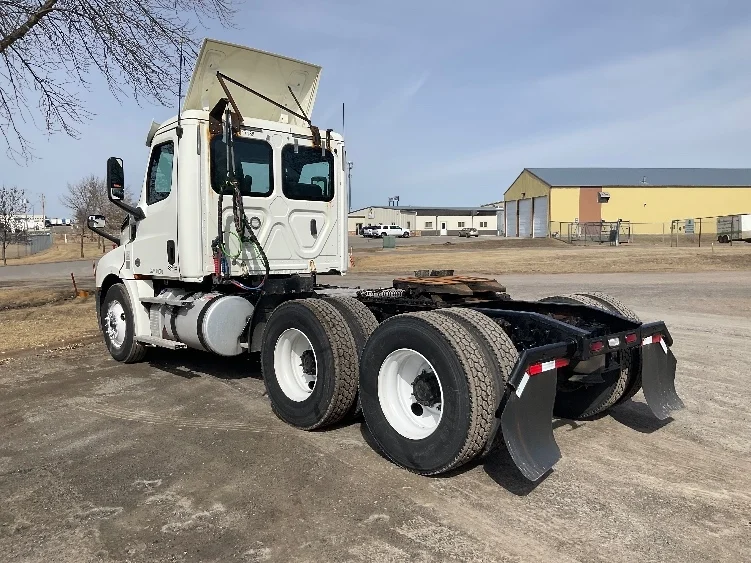 2018 Freightliner Cascadia in Brooklyn Park, MN — photo 5