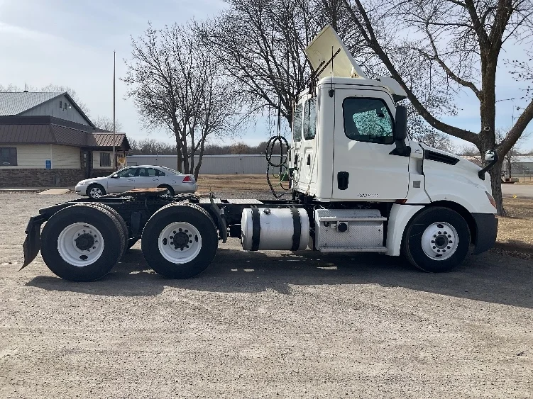 2018 Freightliner Cascadia in Brooklyn Park, MN — photo 8
