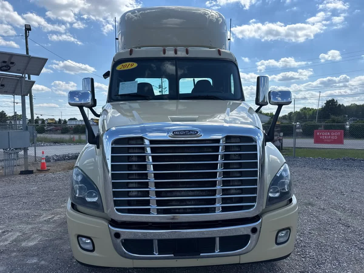 2019 Freightliner Cascadia in Birmingham, AL — photo 2