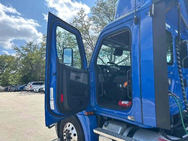 2022 Freightliner Cascadia - image 9