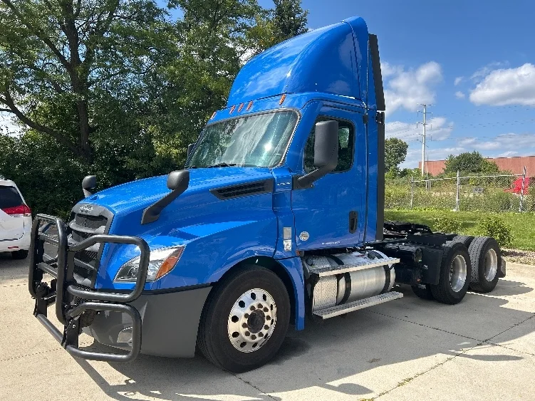 2022 Freightliner Cascadia - image 3