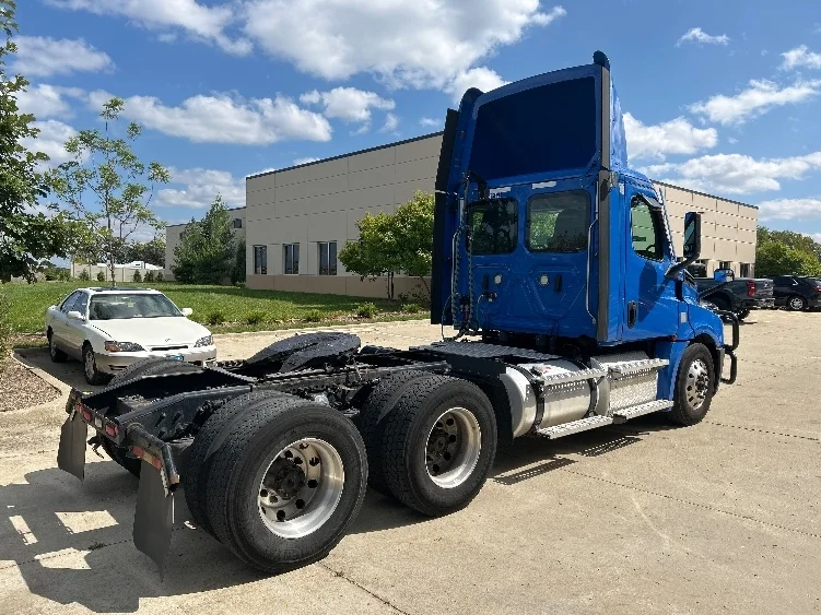 2022 Freightliner Cascadia - image 7
