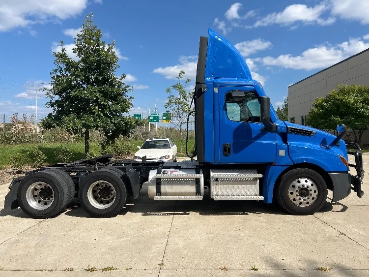 2022 Freightliner Cascadia - image 8