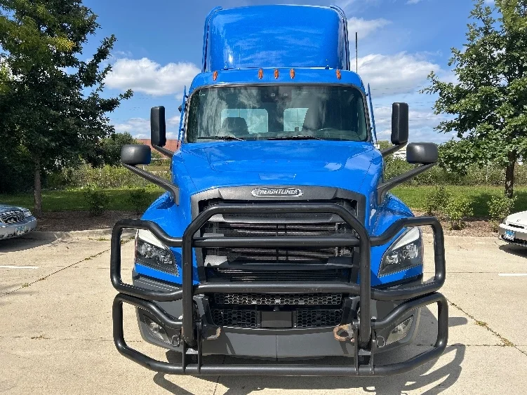 2022 Freightliner Cascadia - image 2