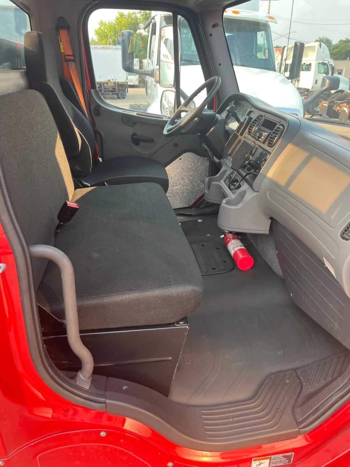 2018 Freightliner M2 106 in Minneapolis, MN — photo 14