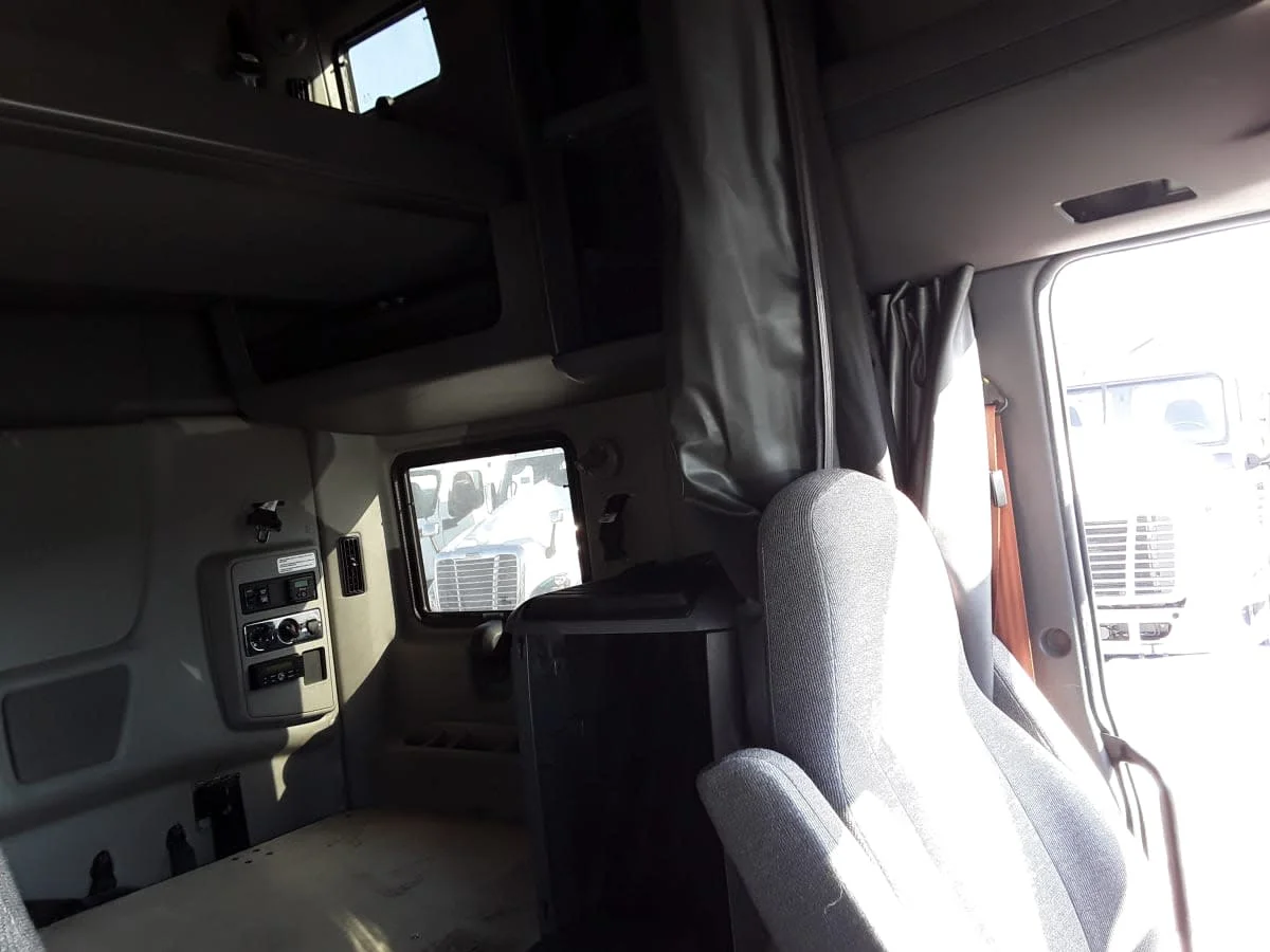 2020 International LT - image 11