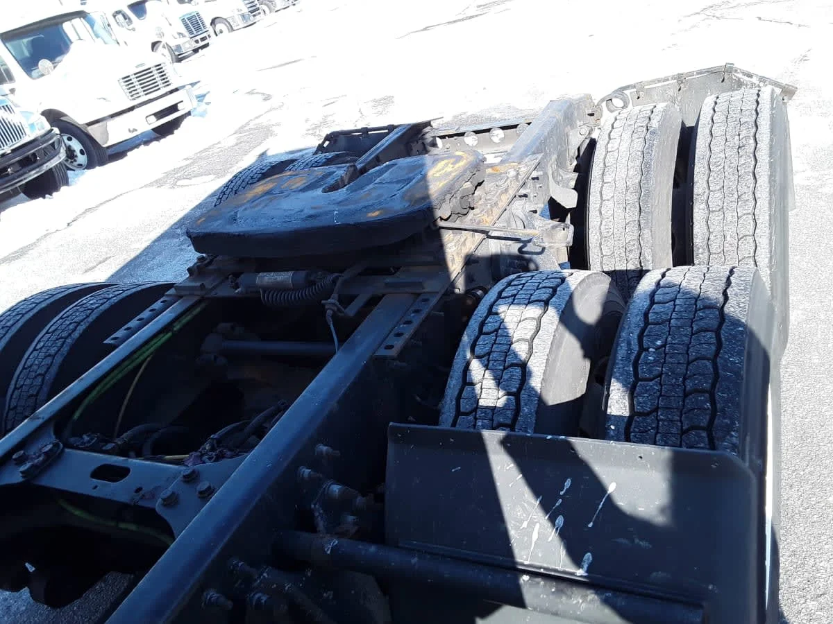 2020 International LT - image 14