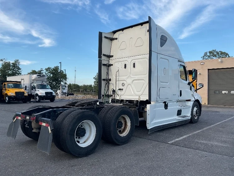2022 Freightliner Cascadia in Florence, SC — photo 7