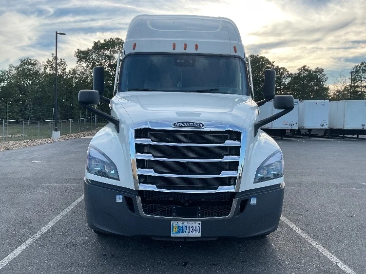 2022 Freightliner Cascadia in Florence, SC — photo 2