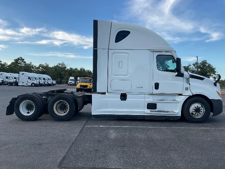 2022 Freightliner Cascadia in Florence, SC — photo 8