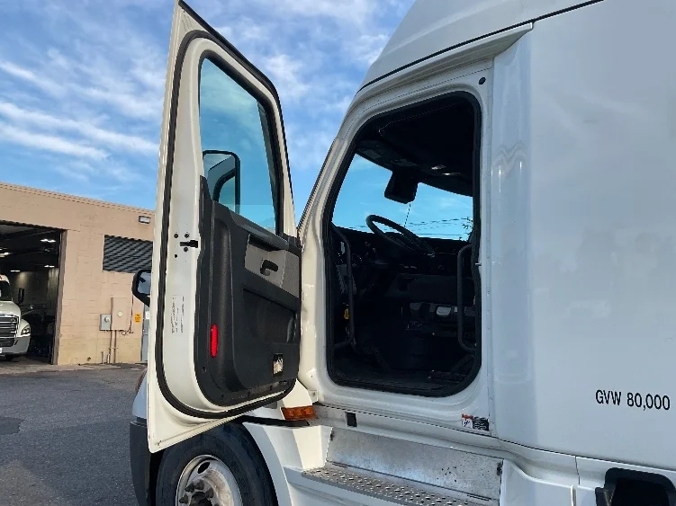 2022 Freightliner Cascadia in Florence, SC — photo 9