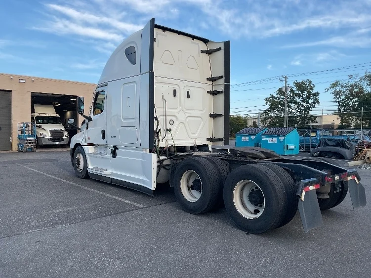 2022 Freightliner Cascadia in Florence, SC — photo 5