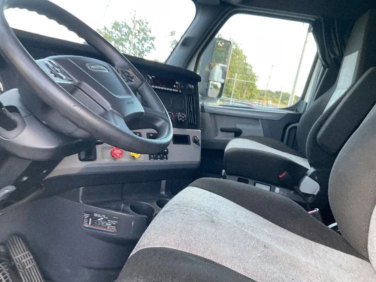 2022 Freightliner Cascadia in Florence, SC — photo 10
